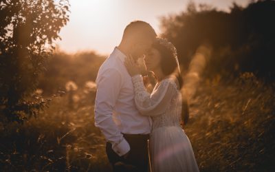 Jak pozować do zdjęć ślubnych – wskazówki dla nowożeńców
